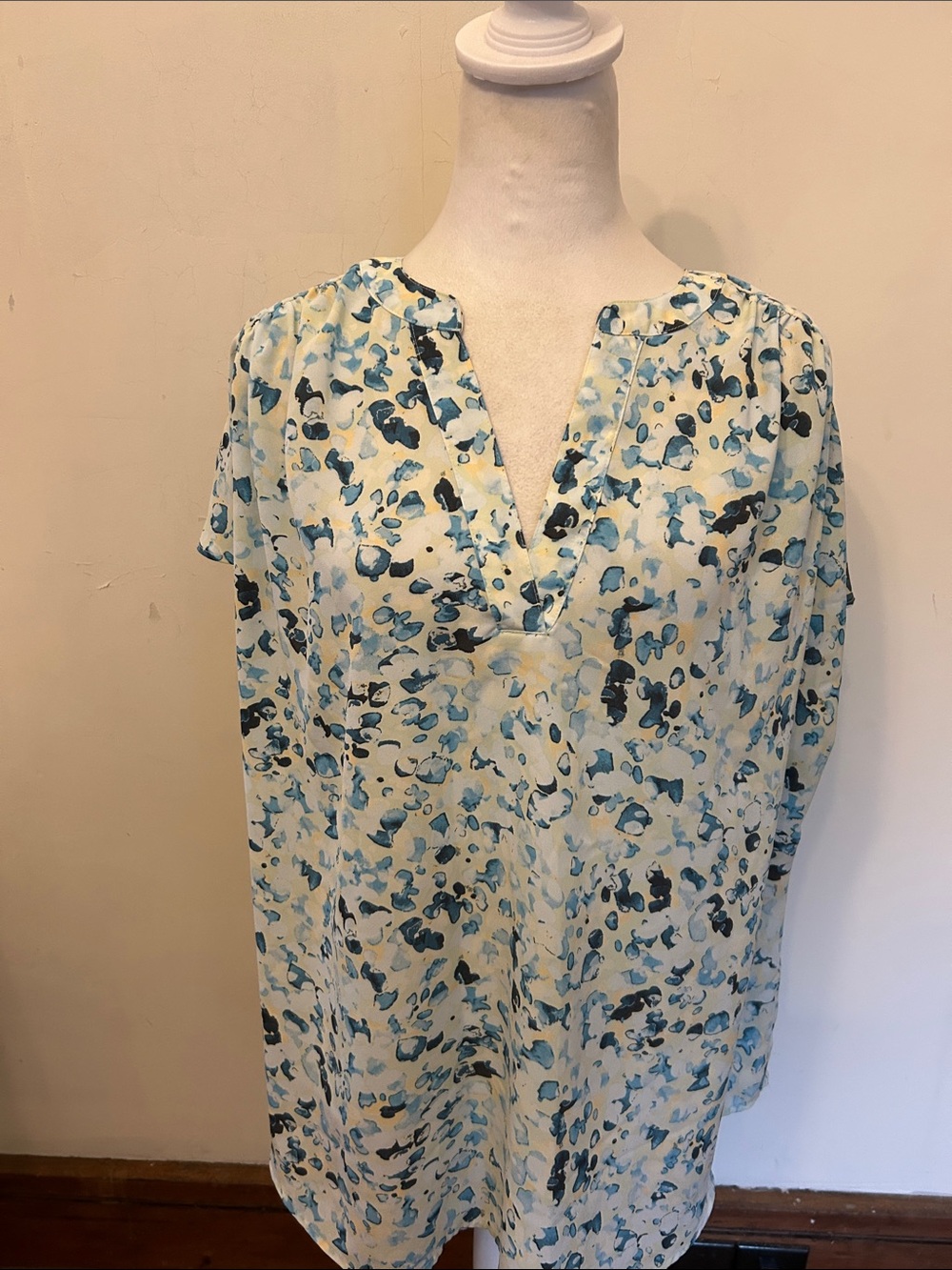 Evri Women’s Blue Watercolor Print V-Neck cap sleeve blouse Size 0X EUC
